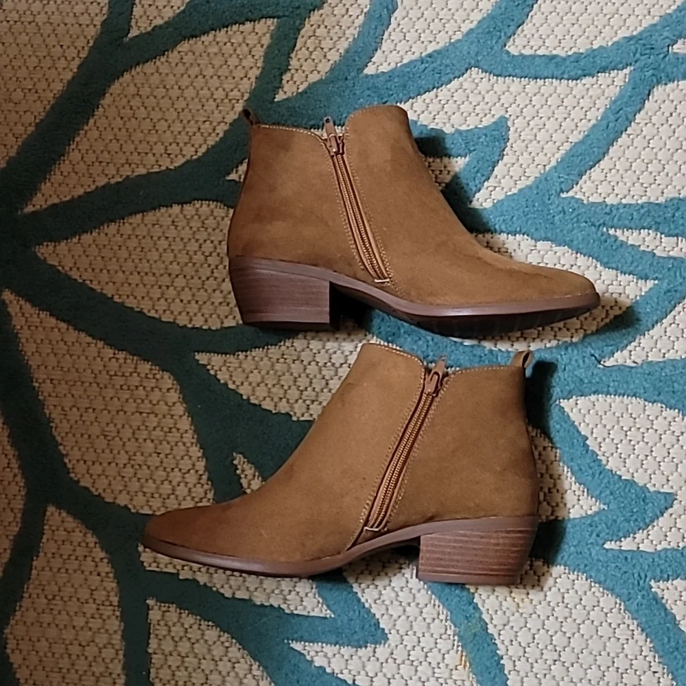NWOT Tan Suede Look Booties Size 7 - Picture 2 of 4